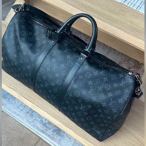 55 bandouliere keeppall. Unused luggage tag to put your initials on. LV lock&key